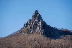 paisagem montanhosa com belas rochas. Primorsky Krai, Rússia foto