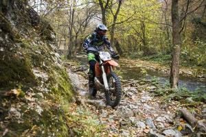 soko banja, sérvia, 20 de outubro de 2018 - corrida de enduro duro foto