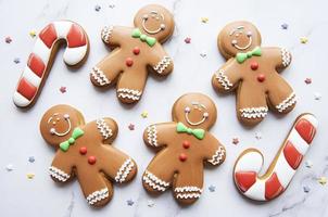 biscoitos de gengibre de natal em fundo de mármore branco foto