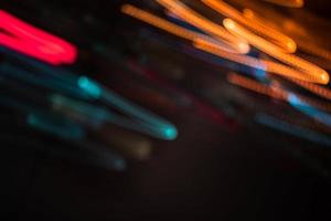 trilha de luz laranja e azul desfocar luzes abstratas no tempo de exposição de movimento efeito de trilha de redemoinho
