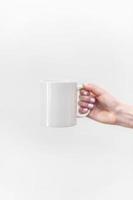 caneca de café branca para mock-up conjunto design de caneca vítrea isolada em branco foto