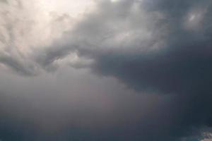 céu cinza escuro cena do dia nuvens escuras sobre campos de cereais com raios foto