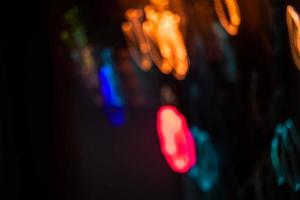 trilha de luz laranja e azul desfocar luzes abstratas no tempo de exposição de movimento efeito de trilha de redemoinho foto