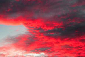 vermelho escuro pôr do sol céu lindo panorama natural pôr do sol brilhante céu dramático foto
