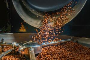 grão de café torrado em uma máquina com desfoque de movimento foto