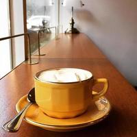 café com leite com sorvete por cima em uma xícara foto