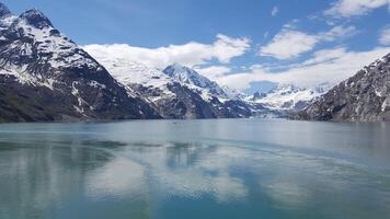 lago com fundo de colina nevada foto