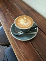 cappuccino com formato de coração em xícara foto