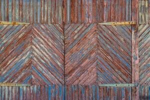 velho de madeira pranchas portão textura com descascado Castanho e azul pintura camadas debaixo branqueado pelo sol azul pintura camada foto