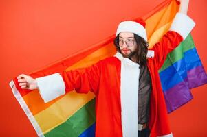 bonito jovem homem com orgulho movimento lgbt arco Iris bandeira em ombro contra branco fundo. homem com uma gay orgulho bandeira. foto