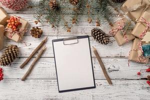 vista de cima escrevendo metas de ano novo, resolução ou lista de compras em um papel em branco. mock up design