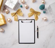 vista de cima escrevendo metas de ano novo, resolução ou lista de compras em um papel em branco. mock up design foto