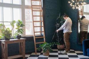 fotógrafo masculino trabalhando em uma elegante sala de estar azul foto