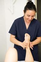 massagem médica aos pés em centro de fisioterapia foto