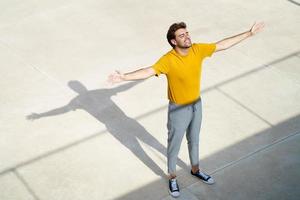 vista superior de um homem abrindo os braços foto