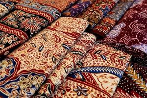 olhar de perto de tecidos populares na Indonésia chamados batik, isso é feito de cores naturais foto