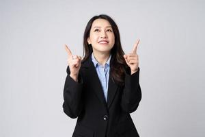 retrato de mulher de negócios asiática, isolado no fundo branco foto