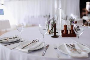 decorações elegantes para pratos de casamento feitos de flores naturais foto