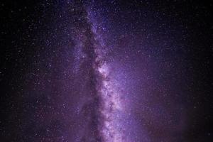 panorama dramático roxo da galáxia noturna do espaço do universo lunar no céu noturno foto