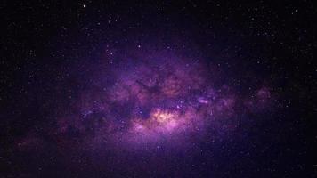 panorama dramático roxo da galáxia noturna do espaço do universo lunar no céu noturno