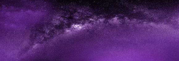 panorama dramático roxo da galáxia noturna do espaço do universo lunar no céu noturno