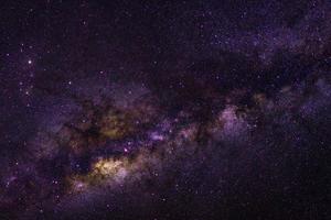 panorama dramático roxo da galáxia noturna do espaço do universo lunar no céu noturno foto