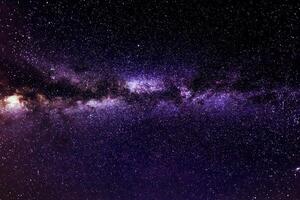 panorama dramático roxo da galáxia noturna do espaço do universo lunar no céu noturno foto