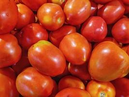tomate fresco com uma cor vermelha brilhante em um recipiente foto