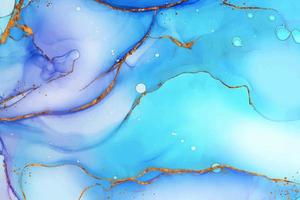 abstrato luz azul mar fluido tinta pintura brilhante ouro técnica de mármore natural transparente em branco.