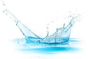 superfície de onda de água transparente azul claro com bolha de respingo na água branca.