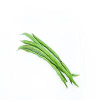 feijão verde isolado no fundo branco. feijão longo fresco para um cozimento versátil. um vegetal verde que pode ser um prato saboroso depois de cozido. foto