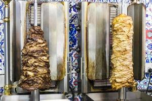 doner kebab espetos de frango e carne, a rua árabe de Singapura. foto