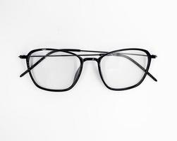óculos pretos em um fundo branco. óculos simples e clássicos para o estilo da moda do dia a dia. modelo de moldura elegante para mulher.