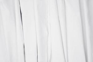 tecidos brancos dobrados ondulados. conceito de cortina branca bem projetado. maquete de textura têxtil para visualização de design criativo. foto