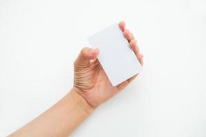 uma mão esquerda mostrando um espaço em branco vazio em um fundo branco. uma maquete que é adequada para uso comercial ou maquete de identidade. foto