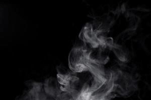 fumaça branca sobre fundo preto para efeito de sobreposição. um efeito de fumaça realista para criar nuances intensas em uma foto