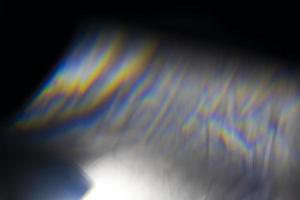 efeito de vazamento de luz de cristal para sobreposição de fotos. prisma lente flare bokeh abstrato com luzes brilhantes, coloridas e mágicas em fundo preto. foto