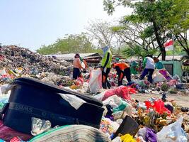 ponorogo, indonésia 2021 - pessoas separando e coletando em aterro sanitário foto