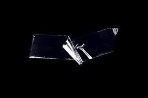 fita adesiva transparente em fundo preto. fita adesiva amassada abstrata para elemento de design de pôster ou sobreposição foto
