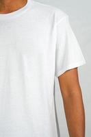 maquete de t-shirt na cor branca. um homem vestindo uma camiseta para um catálogo de roupas de maquete. gráfico de maquete da vista frontal.