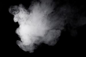 fumaça branca sobre fundo preto para efeito de sobreposição. um efeito de fumaça realista para criar nuances intensas em uma foto