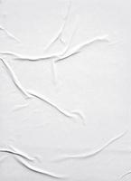 papel branco colado na parede, teksture de papel em branco para a maquete do pôster foto