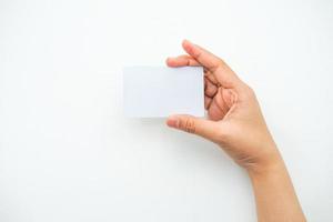 mão segura um espaço em branco vazio em um fundo branco. uma maquete de cartão que é adequada para uso comercial ou maquete de identidade. foto