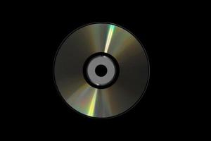 cd ou dvd, tecnologia de informação de dados de armazenamento. música e gravação de filme. lado holográfico do CD. um CD isolado em um fundo preto. foto