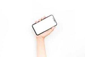 segurando um smartphone com as duas mãos, como se estivesse digitando um bate-papo. um smartphone com uma tela em branco usada para maquete de publicidade. foto