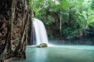 Cachoeira de erawan no terceiro andar com água fluindo na floresta tropical do parque nacional foto