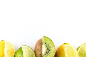 fundo de limão e kiwi, fundo de alimentos, fundo de frutas e vegetais com espaço de cópia para texto, ingredientes de alimentos frescos para cozinhar, vista superior com espaço de cópia, banner de publicidade de alimentos foto