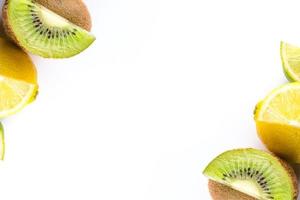 fundo de limão e kiwi, fundo de alimentos, fundo de frutas e vegetais com espaço de cópia para texto, ingredientes de alimentos frescos para cozinhar, vista superior com espaço de cópia, banner de publicidade de alimentos foto