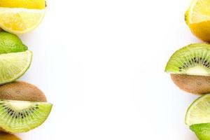 fundo de limão e kiwi, fundo de alimentos, fundo de frutas e vegetais com espaço de cópia para texto, ingredientes de alimentos frescos para cozinhar, vista superior com espaço de cópia, banner de publicidade de alimentos foto