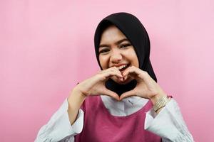 close up de uma bela jovem muçulmana com as mãos do amor, eu te amo, isolado
